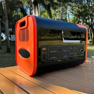 Carregador de veículos elétricos portátil com resistência a impactos e alimentação de 22 kW