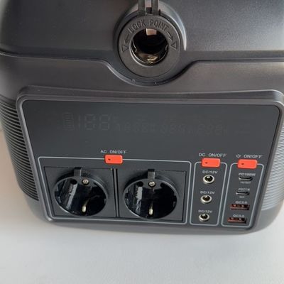 Banco de carregamento de bateria LiFePO4 600W Potência móvel com QC3.0 de saída 18W e iluminação LED 11W