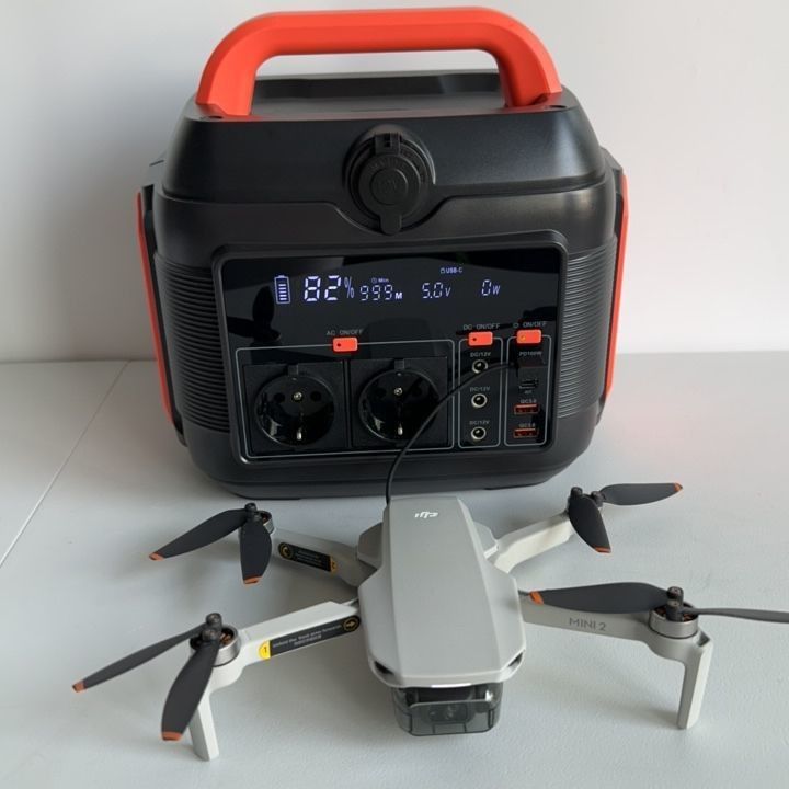 Banco de carregamento de bateria LiFePO4 600W Potência móvel com QC3.0 de saída 18W e iluminação LED 11W