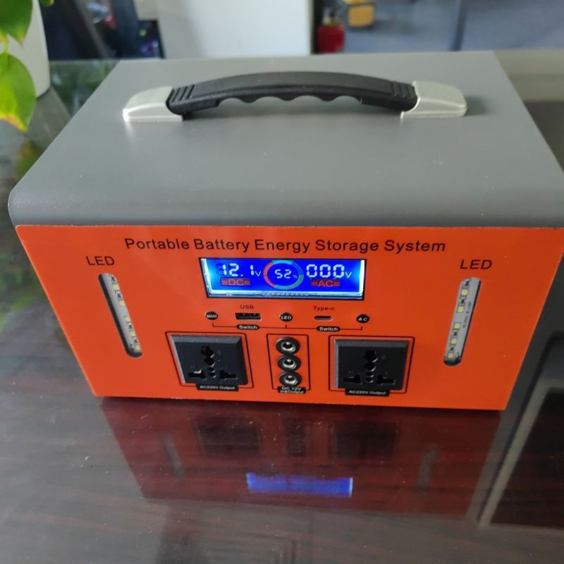 Estação de carregamento de dispositivos móveis solares off-grid de 300 W com onda de correção de saída de 12 V CC